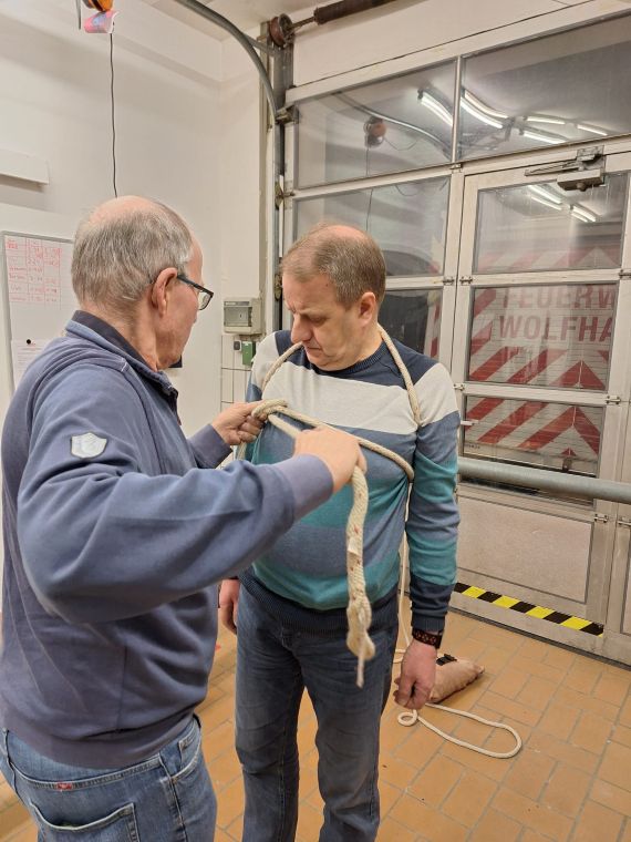 Knoten üben Senioren Feuerwehr Nothfelden